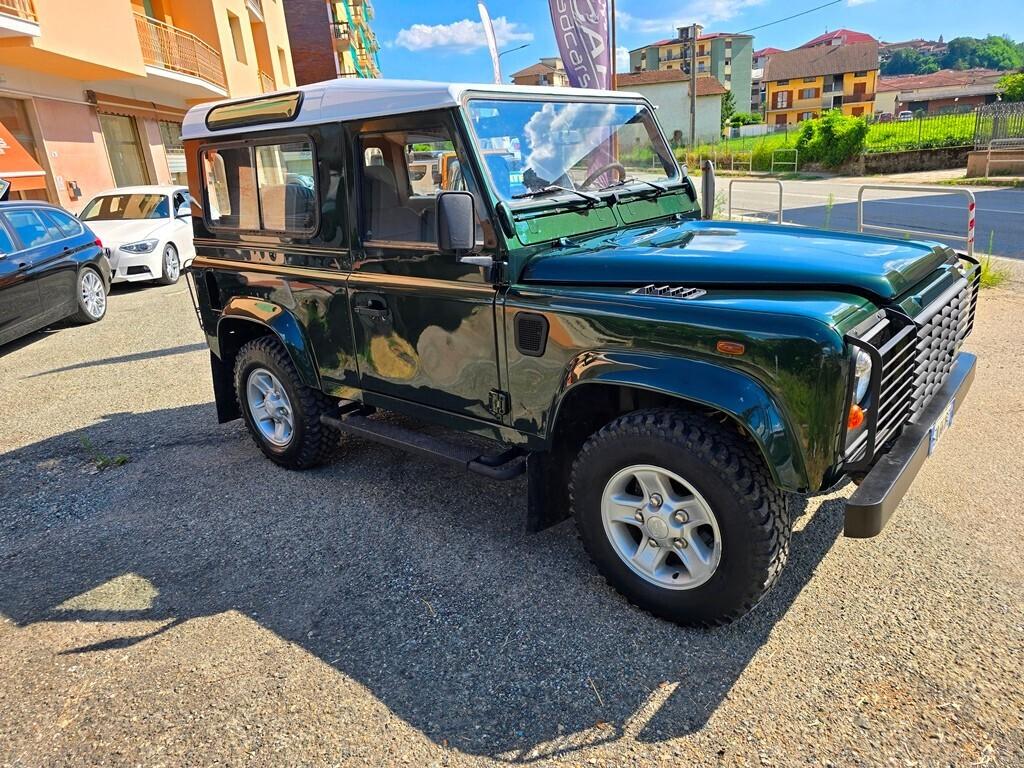 Land Rover Defender 90 TD5 RESTAURATA!