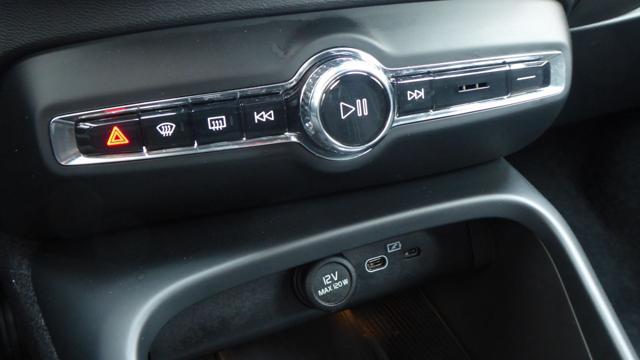 VOLVO XC40 B3 automatico Plus Dark