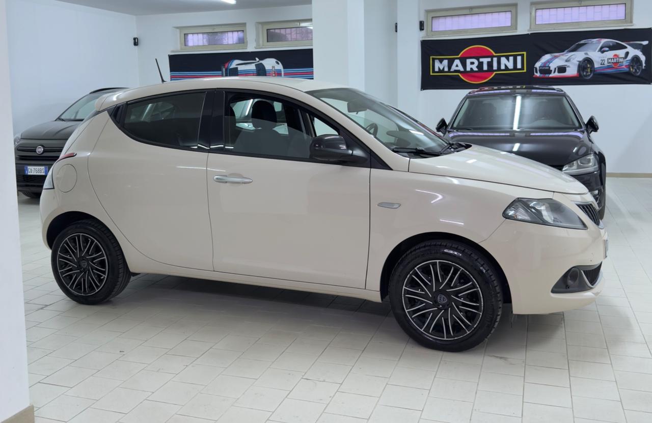 Lancia Ypsilon 1.0 FireFly 5 porte S&S Hybrid Ecochic Gold