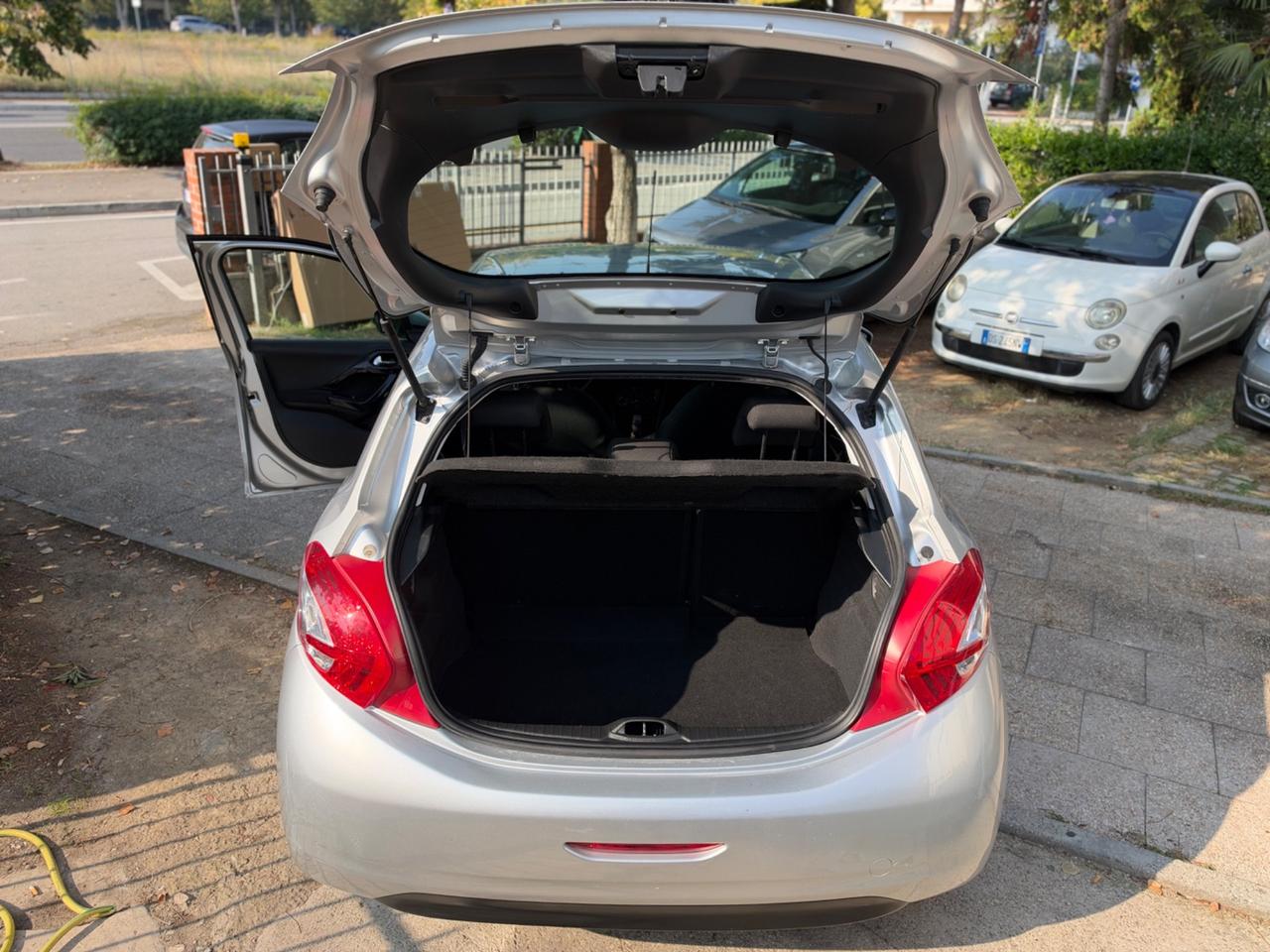 Peugeot 208 1.4 HDi 68 CV 5 porte Allure