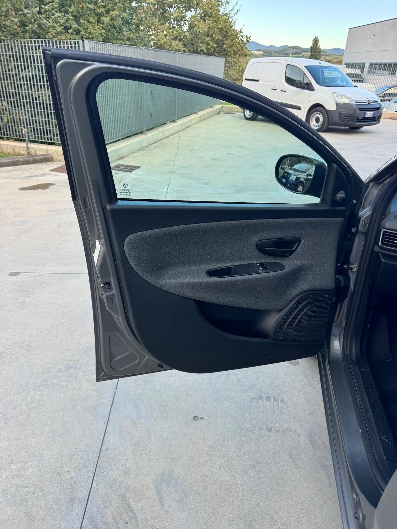 Ypsilon 1.0 FireFly 5 porte S&S Hybrid Silver