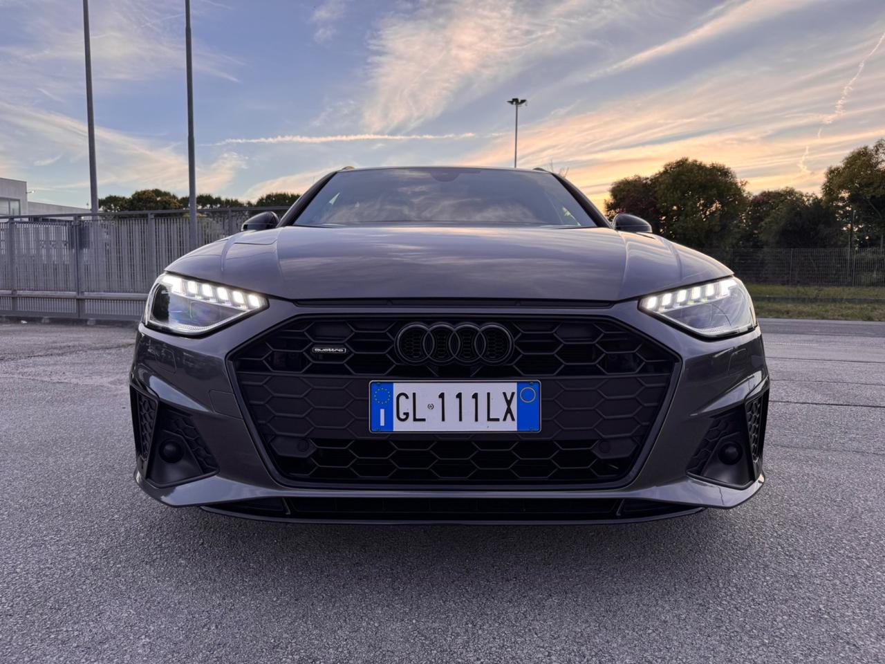 Audi A4 Avant 40 TDI quattro S tronic line edition Identity Black