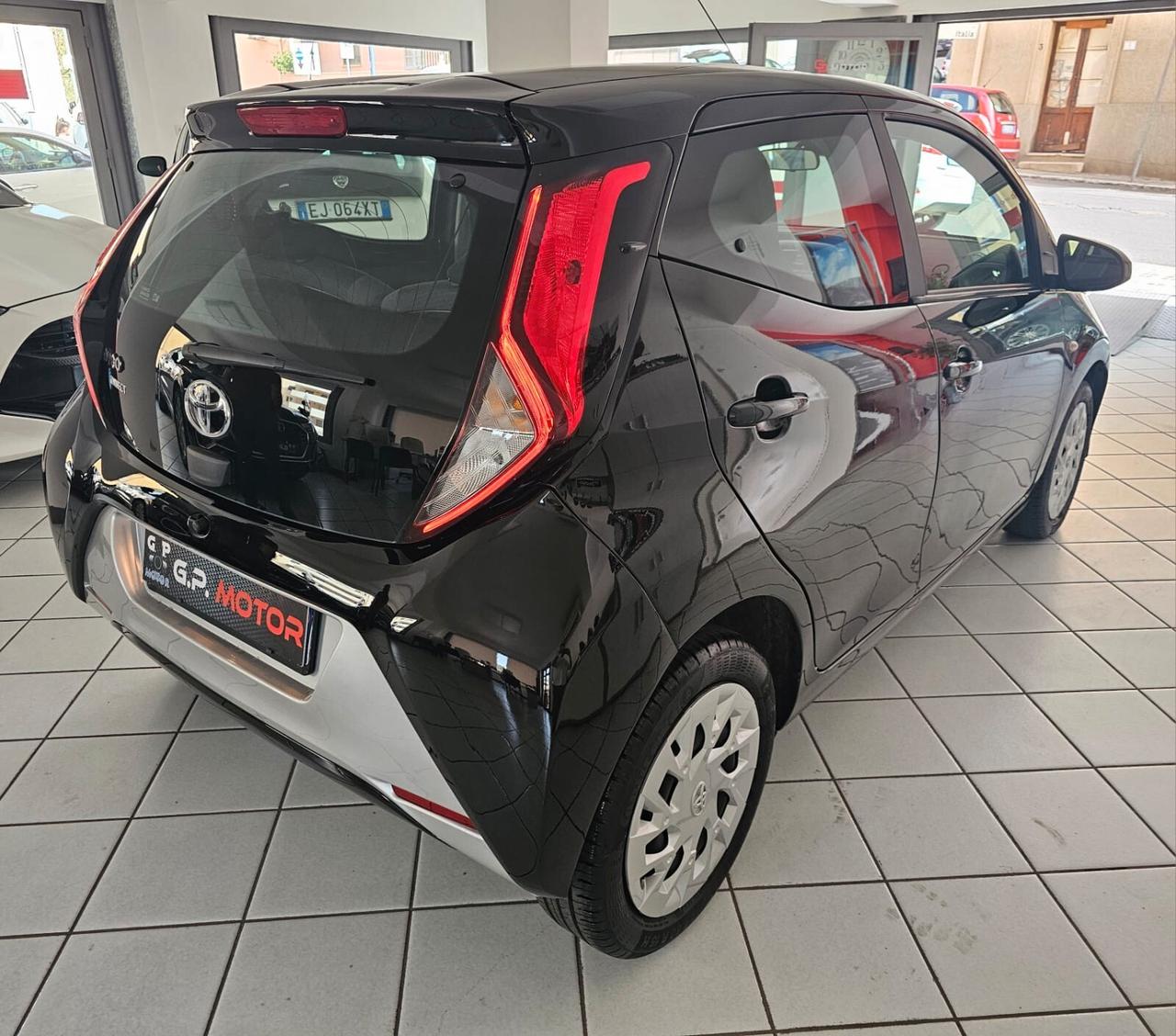 Toyota Aygo Connect 1.0 VVT-i 72 CV 5 porte x-cool