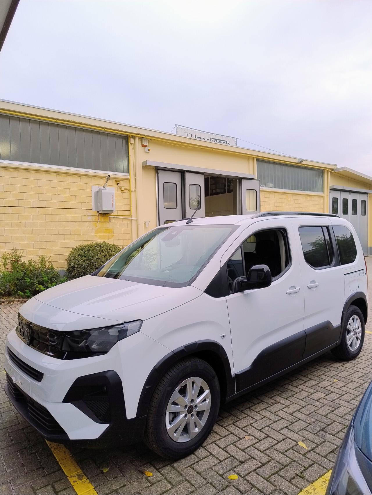 PEUGEOT RIFTER TAXI CON RIBASSAMENTO DEL PIANALE TRASPORTO DISABILI