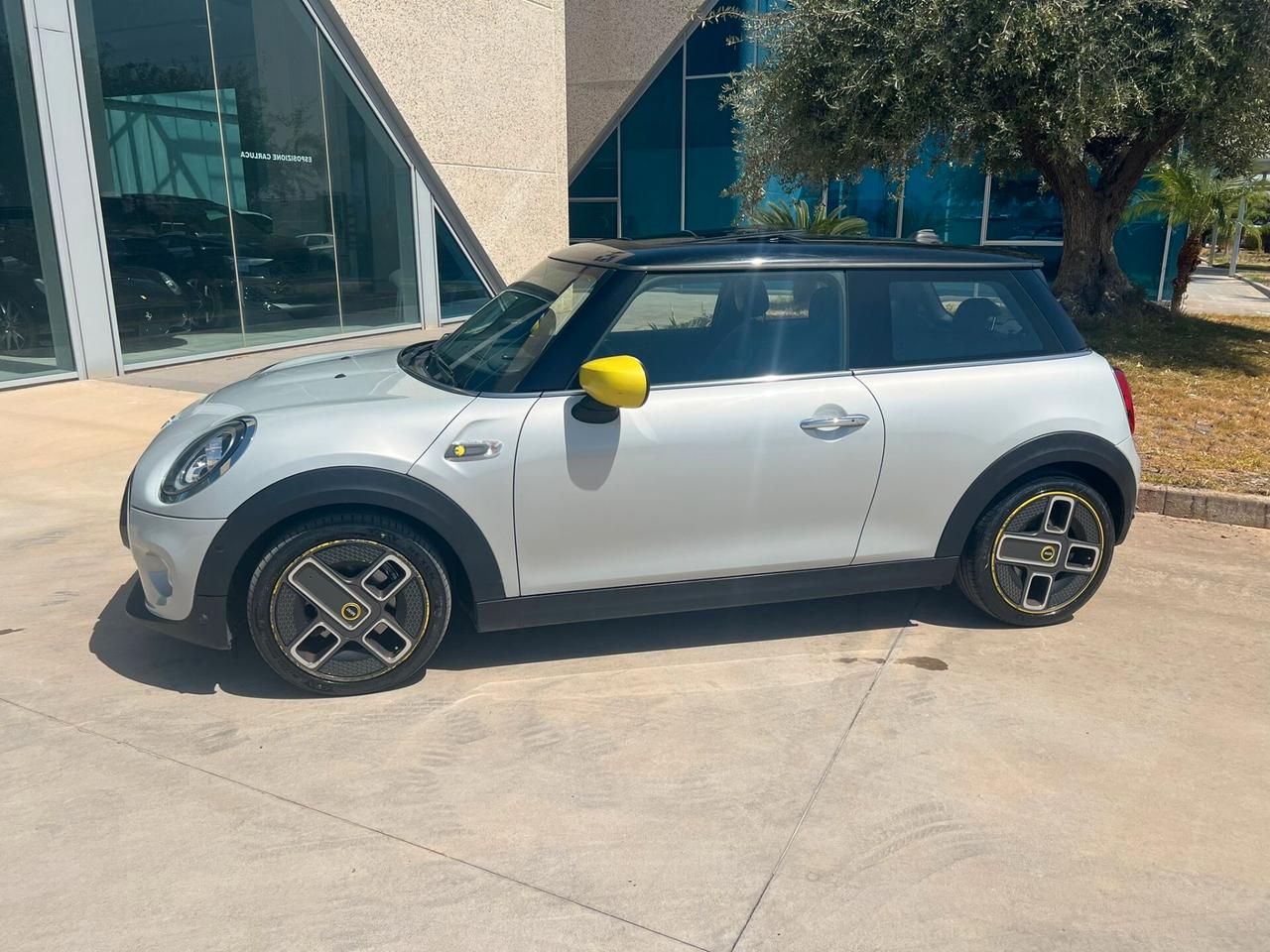 Mini Cooper SE XL possibilità noleggio no scoring