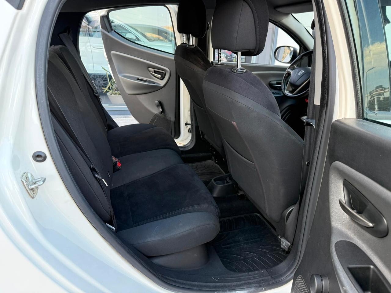 Lancia Ypsilon 0.9 TwinAir 85 CV 5 porte Metano Ecochic Silver