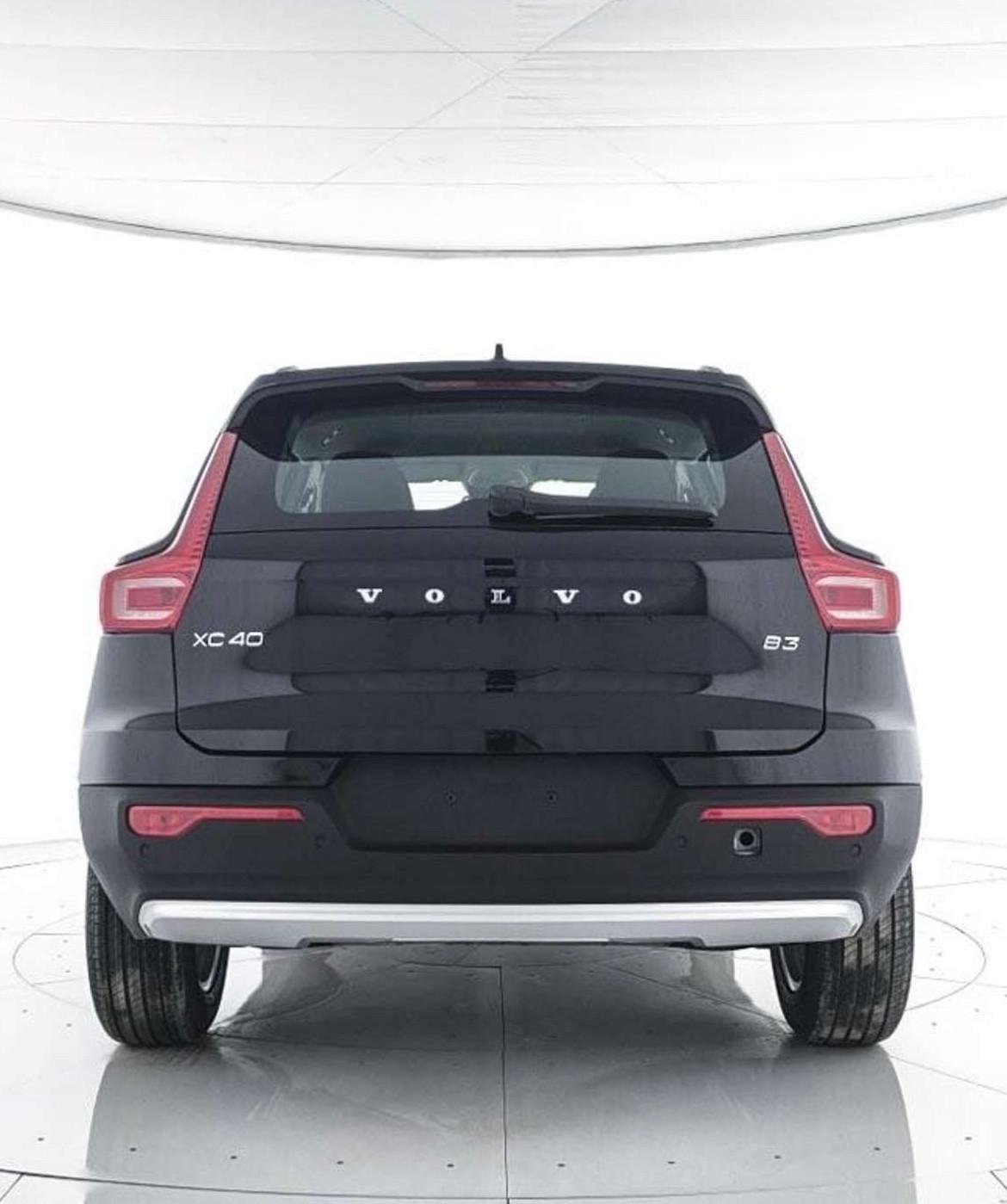 Volvo XC40 B3 automatico MILD HYBRID ELETTRICA NOLEGGIO 12 MESI