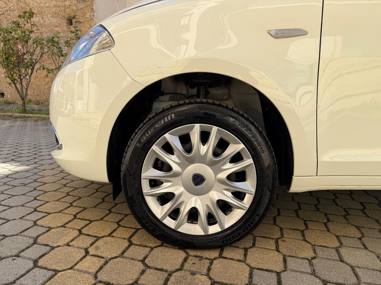 Lancia Ypsilon 0.9 TwinAir 85 CV 5 porte Metano Ecochic Silver