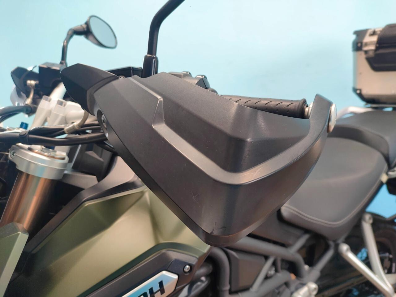 Triumph Tiger Explorer XC con tris bauletti GIVI