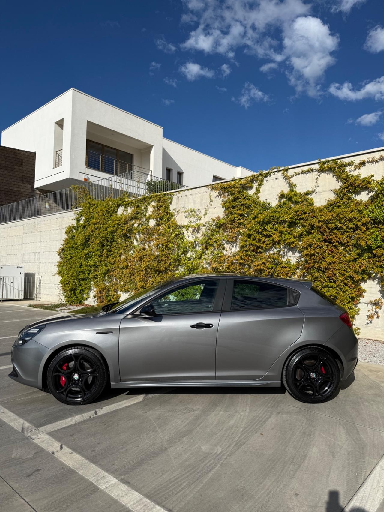 Alfa Romeo Giulietta 1750 Turbo TCT Veloce Carbon look