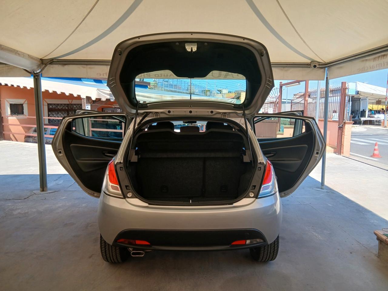 Lancia Ypsilon 1.2 69 CV 5 porte full 13