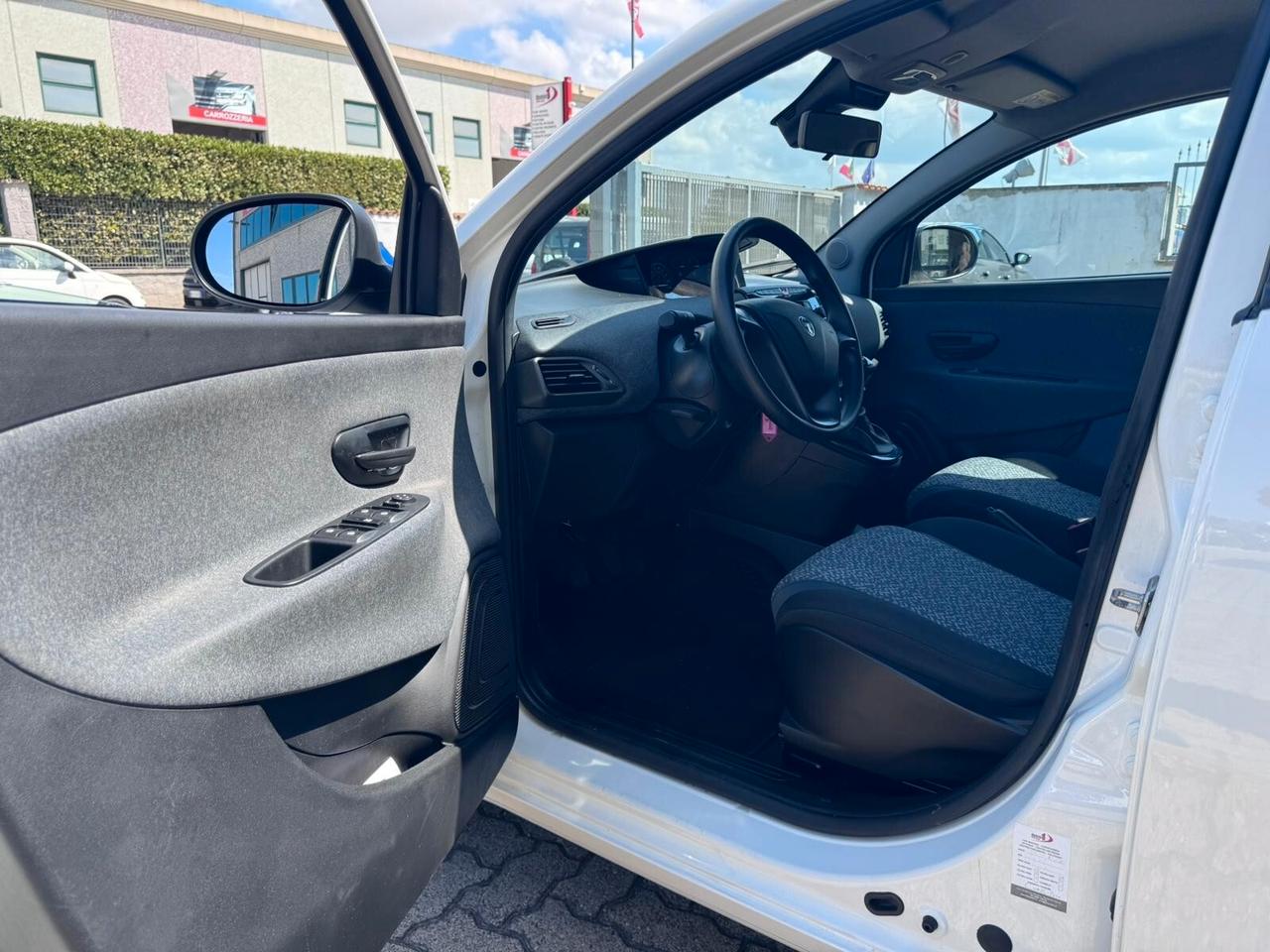 Lancia Ypsilon 1.0 FireFly 5 porte S&S Hybrid Silver Plus