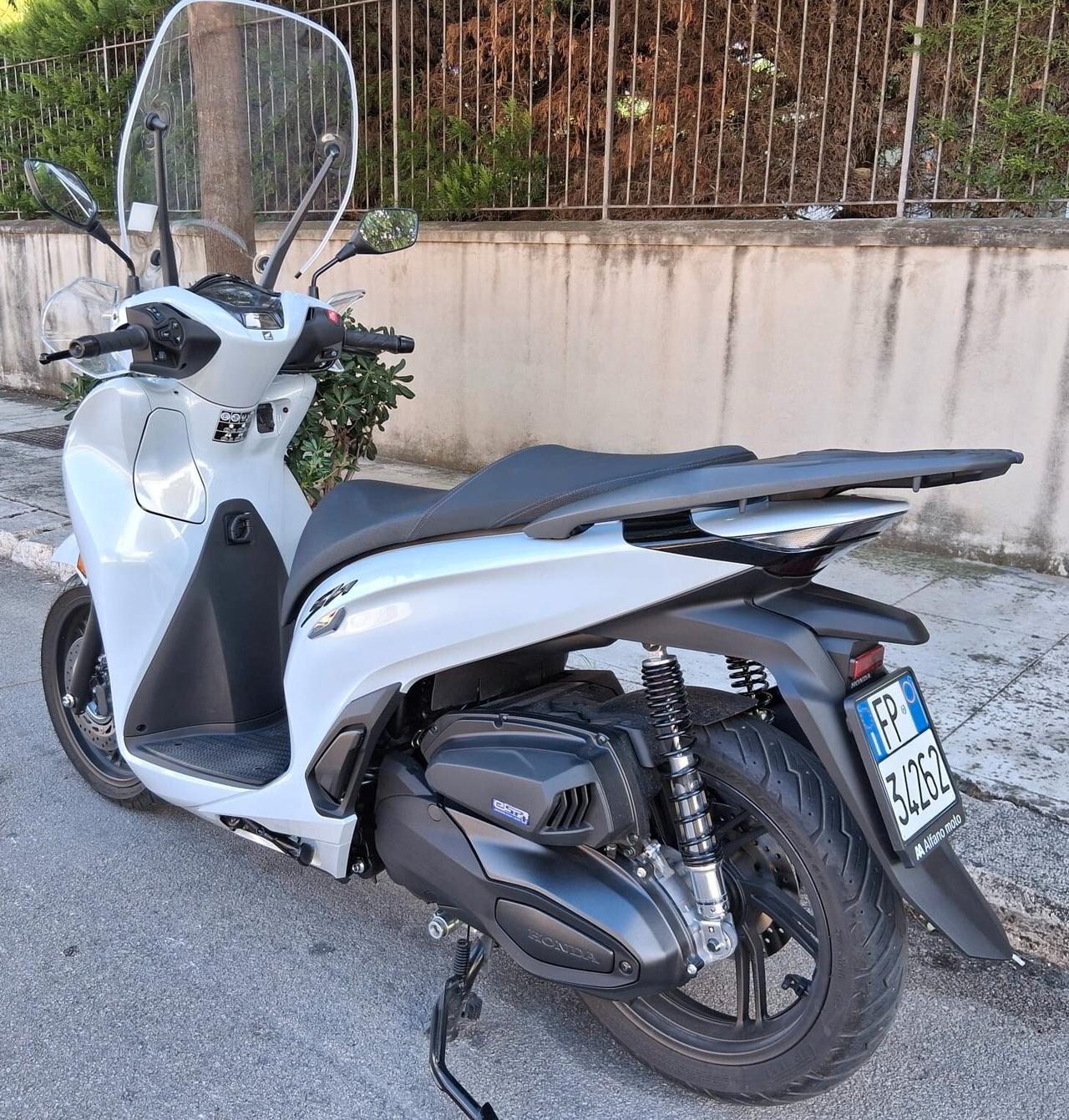 Honda SH 350 vendesi sh 350 nuovissimo km 4.000 per info 3279411053