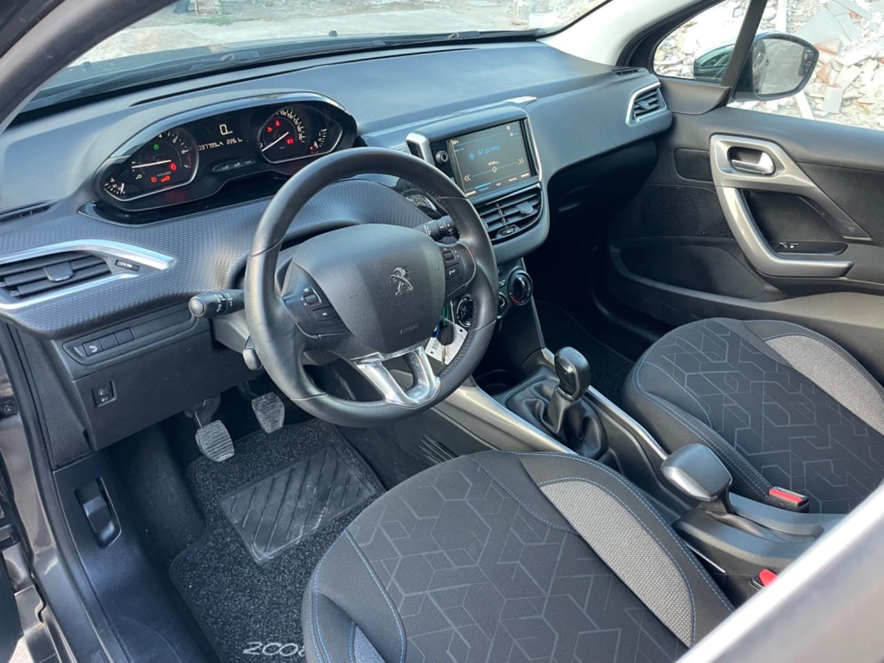 Peugeot 2008 PureTech 82 Style km 37.000 Nuova !