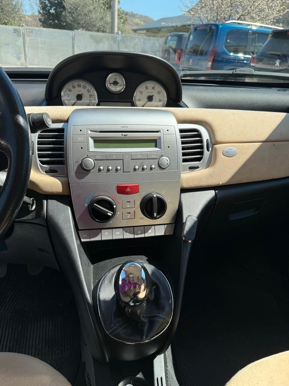 Lancia Ypsilon 1.3 MJT 75 CV Platino