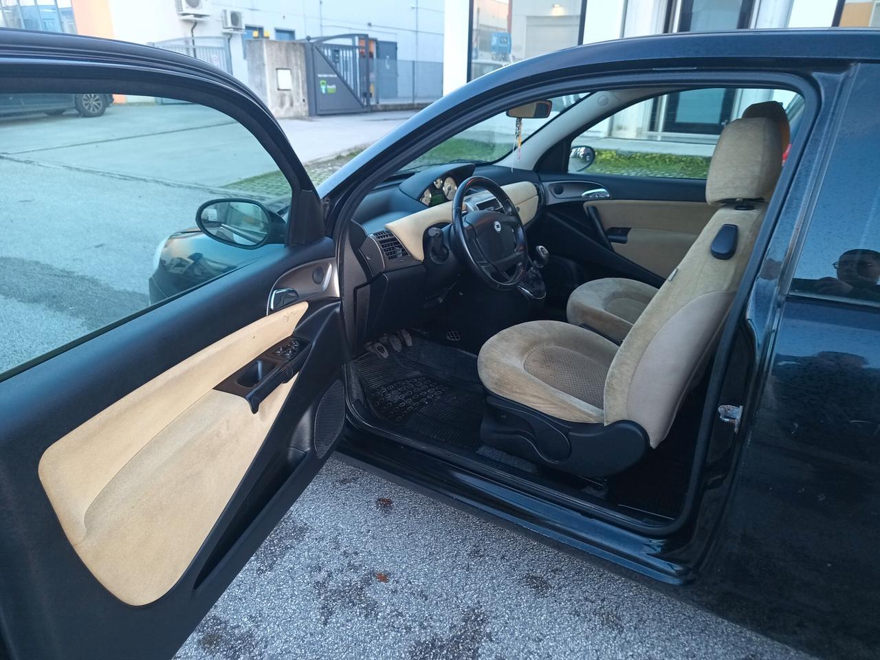 Lancia Ypsilon 1.2 69 CV Unyca