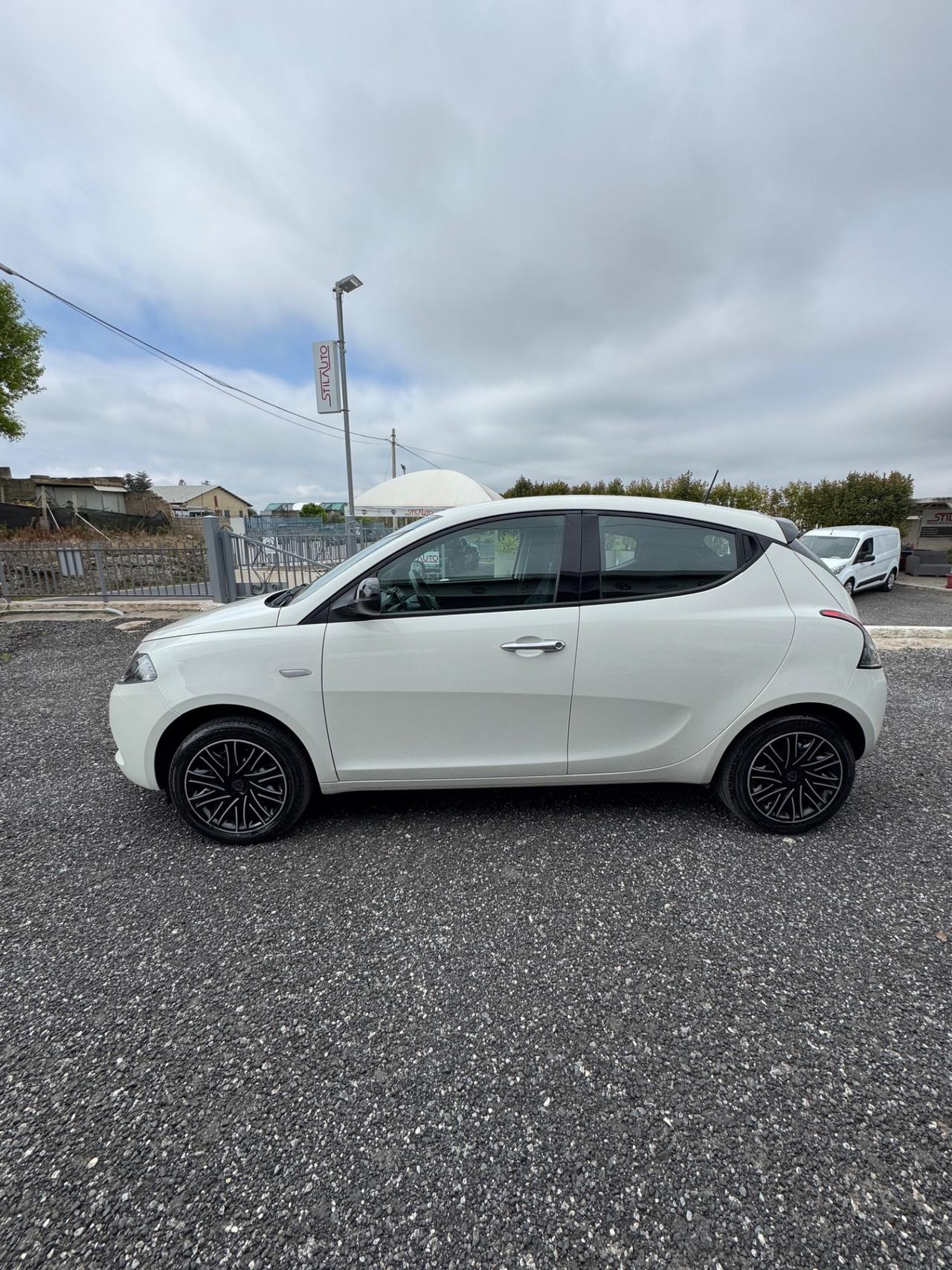 Lancia Ypsilon 1.0 FireFly 5 porte S&S Hybrid Gold Plus