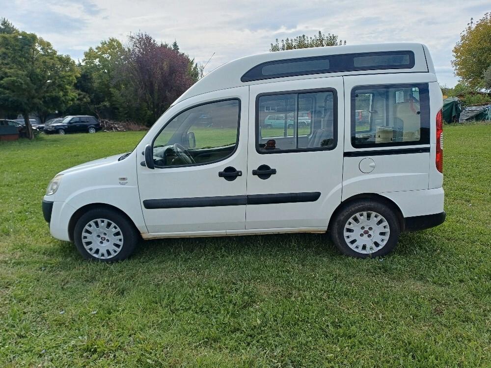 Fiat Doblò 1.9 MJT 120 CV con pedana per disabili