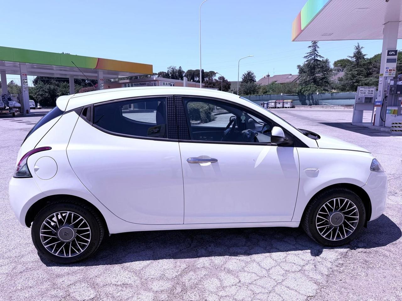 Lancia Ypsilon 1.2 69 CV 5 porte GPL Ecochic Silver