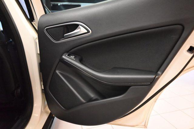 MERCEDES-BENZ GLA 180 D EXECUTIVE AUT.TEL CERCHI 17"VETRI SCURI SED.RISC