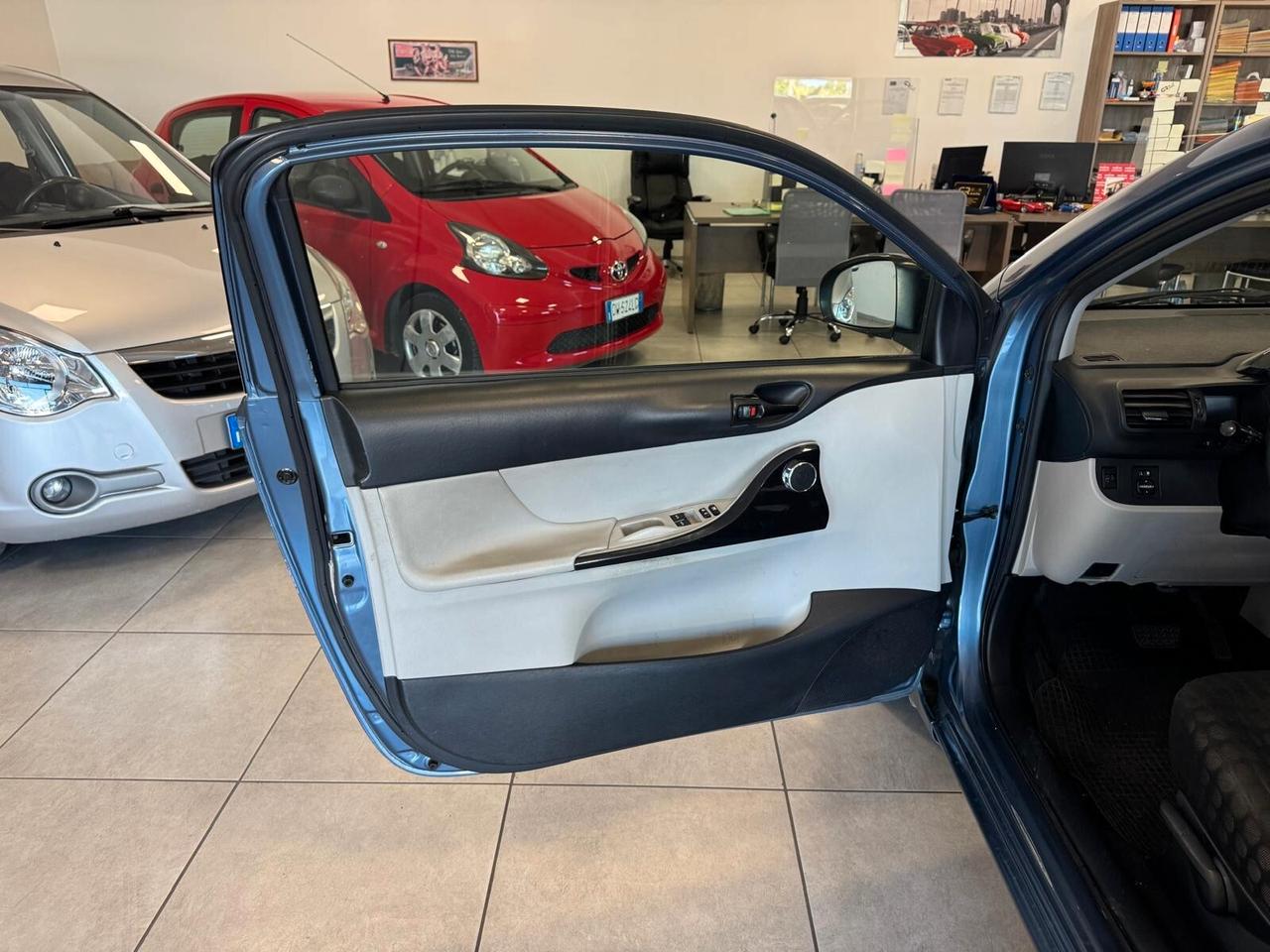 Toyota iQ 1.0 BENZ 68CV AUTOMATICA 2011