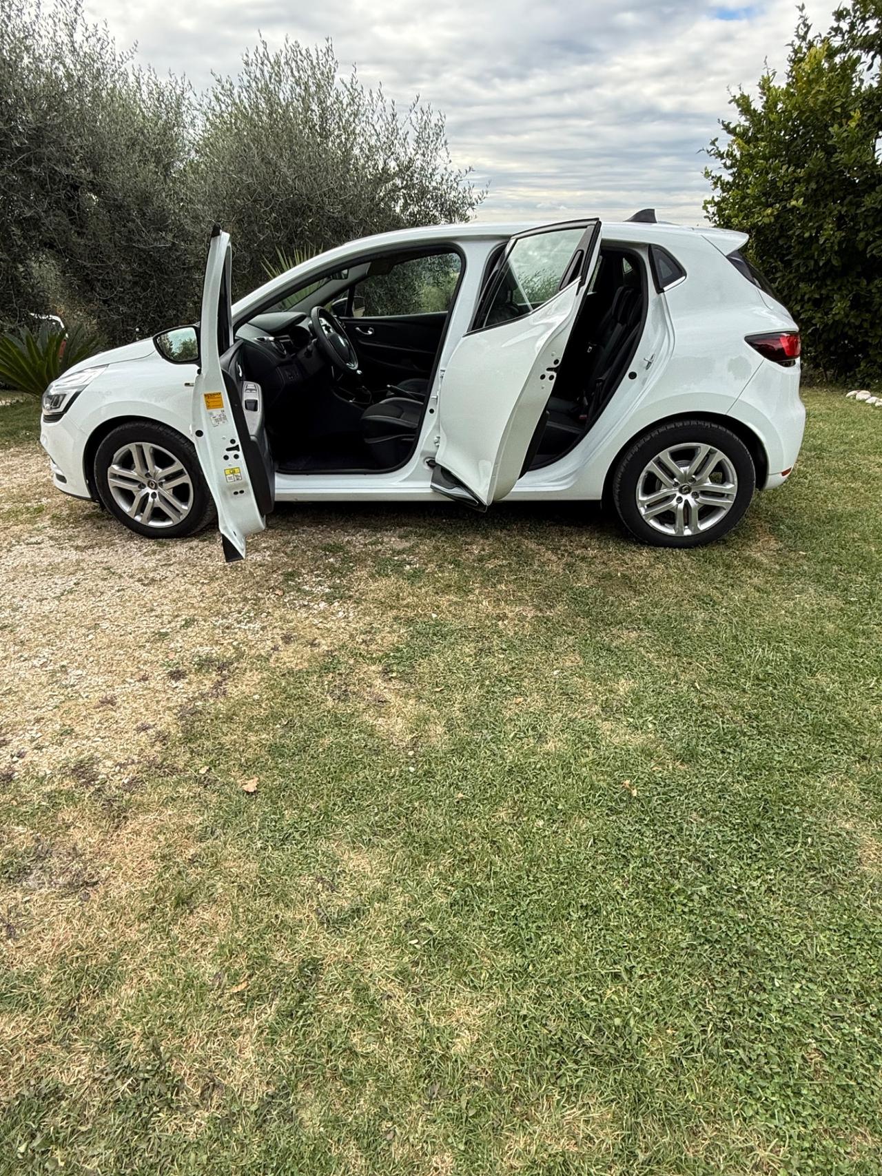 Renault Clio dCi 8V 90 CV EDC 5 porte Moschino Life