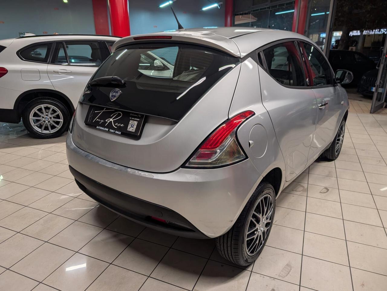 Lancia Ypsilon 0.9 TwinAir 85 CV 5 porte Metano Ecochic Silver