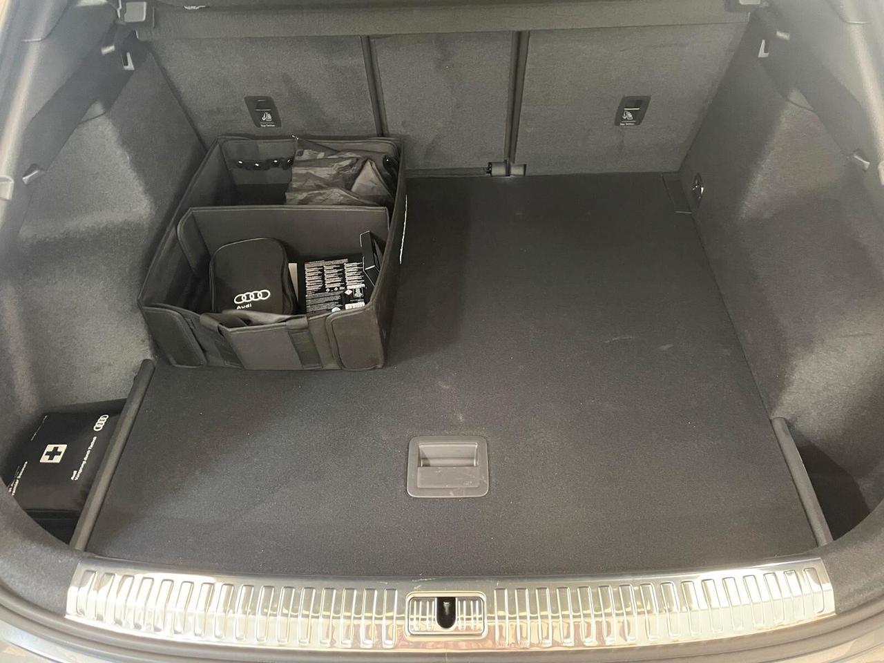 Audi Q3 TDI S tronic Identity Black
