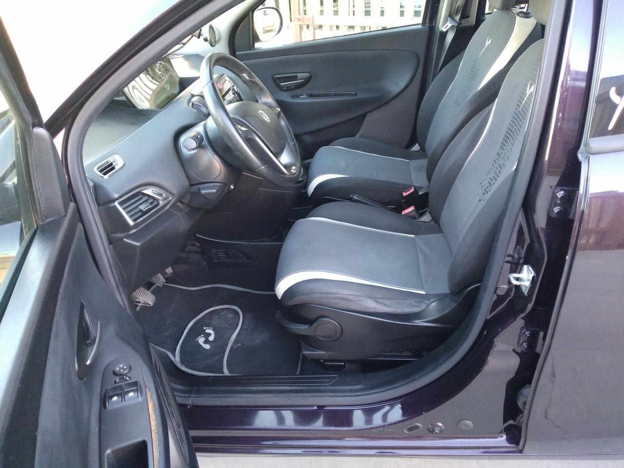 Lancia Ypsilon 0.9 TwinAir 85 CV 5 porte Metano Ecochic Silver