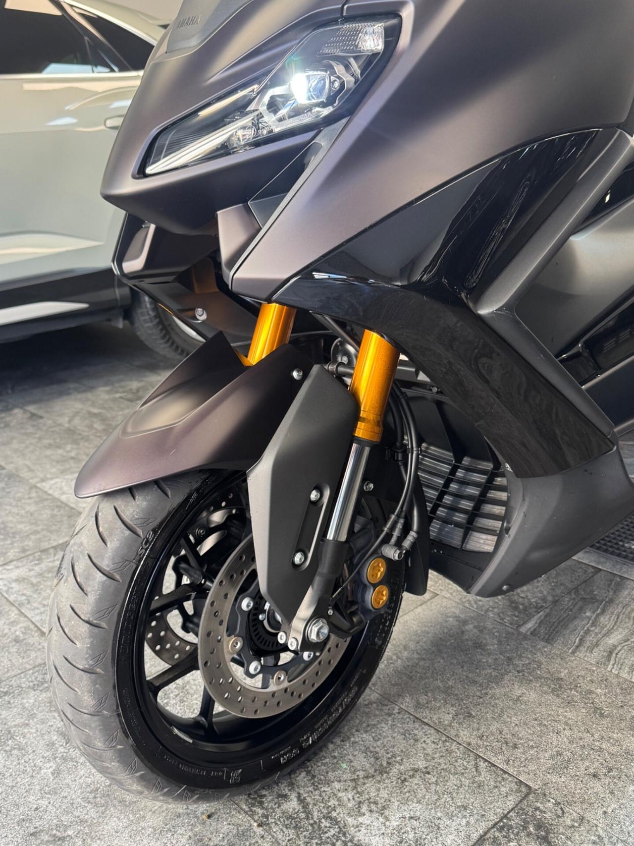 Yamaha TMAX 560 DARK MAGMA TECH MAX
