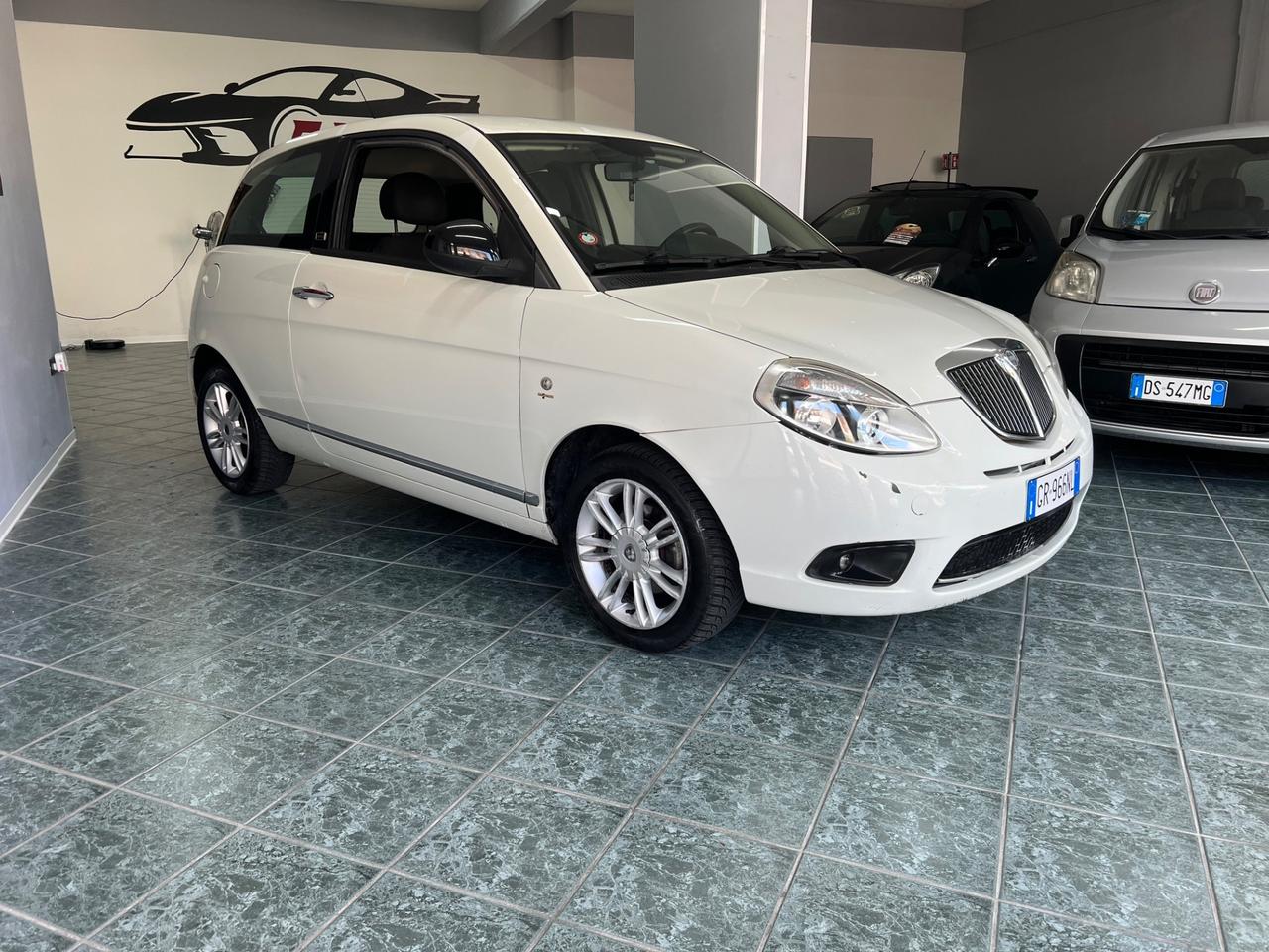 Lancia Ypsilon 1.3 MJT 75 CV Unyca