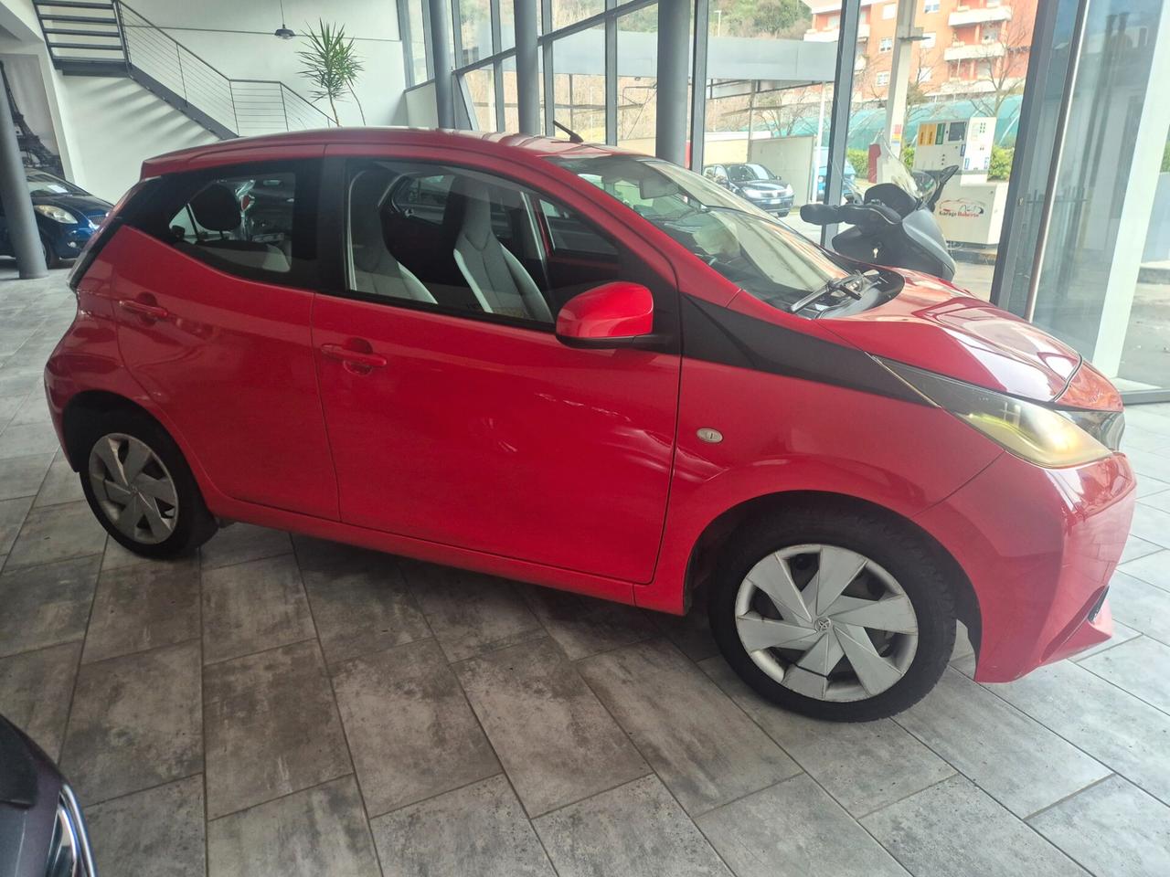 Toyota Aygo 1.0 VVT-i 69 CV 5 porte x-play