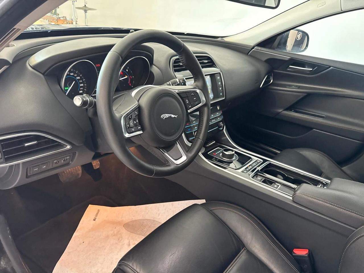 Jaguar XE 2.0 D 180 CV automatica