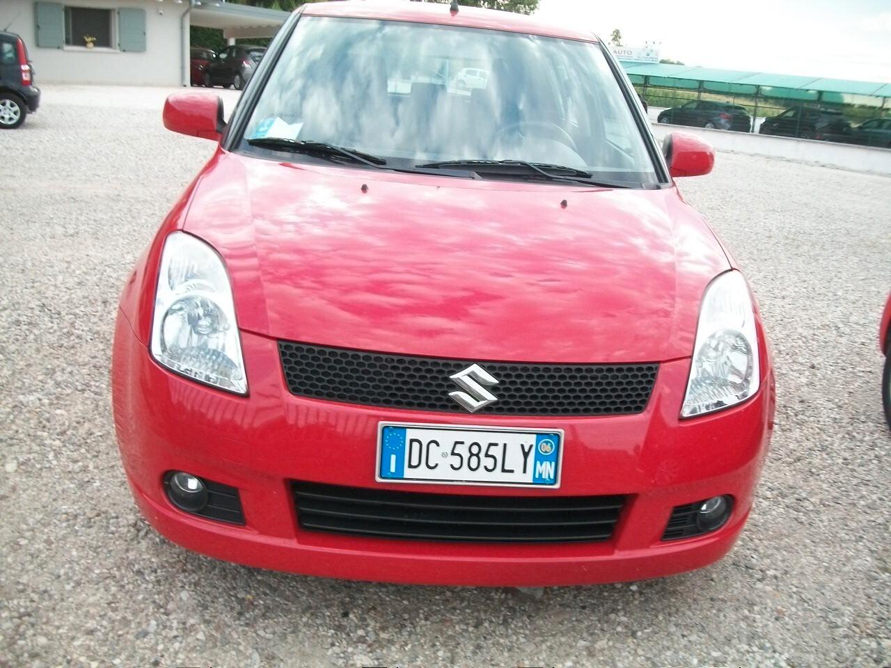 Suzuki Swift 1.3 5p. GLX KM 200.300 CC 1328 BENZINA EURO 04 REVISIONE SCADE 30/06/2026 BOLLATA 30/06/2026 SI NEOPATENTATI UNICO PROPRIETARIO GIA FATTA LA FRISIONE GOMMATA 95/100 GARANZIA UN ANNOCOME NUOVA