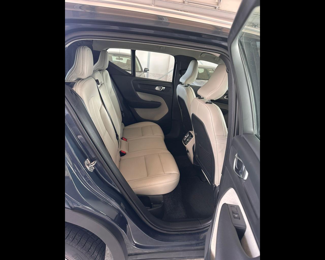 VOLVO XC40 (2017-->) - XC40 D3 AWD Geartronic Momentum