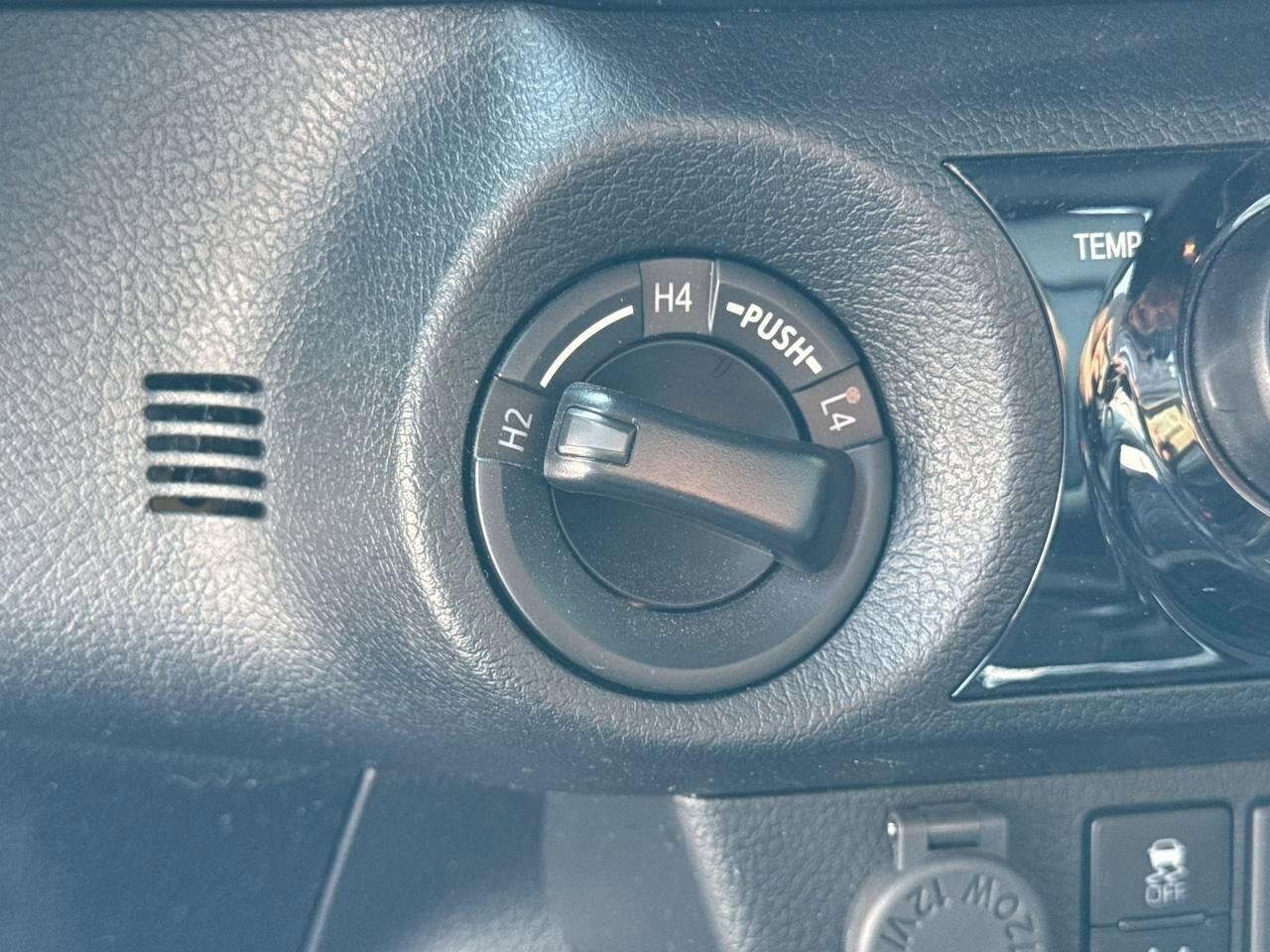 Toyota Hilux 2.4 D-4D A/T 4WD 4 porte Double Cab Invincible