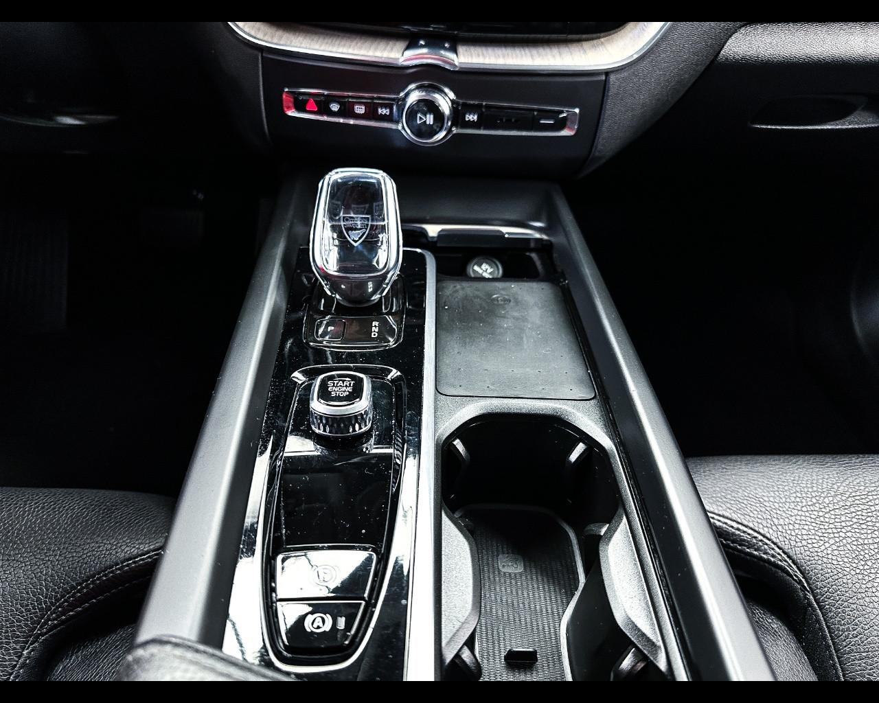 VOLVO XC60 (2017-->) - XC60 T6 Recharge Plug-in Hybrid AWD Inscription