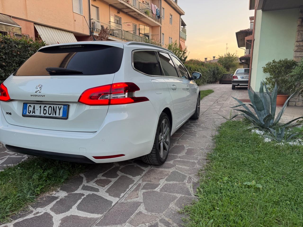 Peugeot 308 BlueHDi 130 S&S SW Allure bianco perla