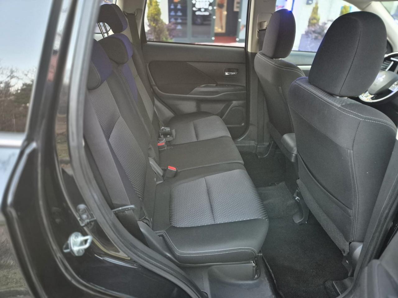 Mitsubishi Outlander 2.2 DI-D 2WD *7 POSTI*