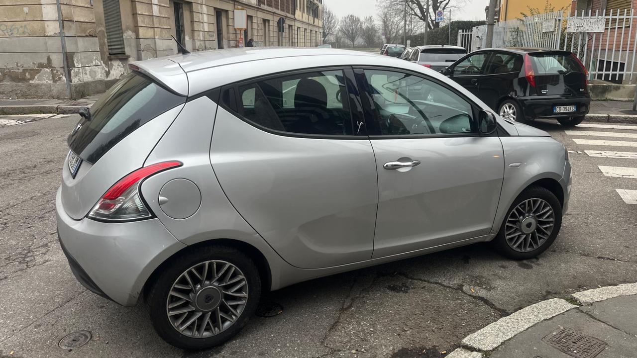 Lancia Ypsilon 1.2 69 CV 5 porte S&S Silver