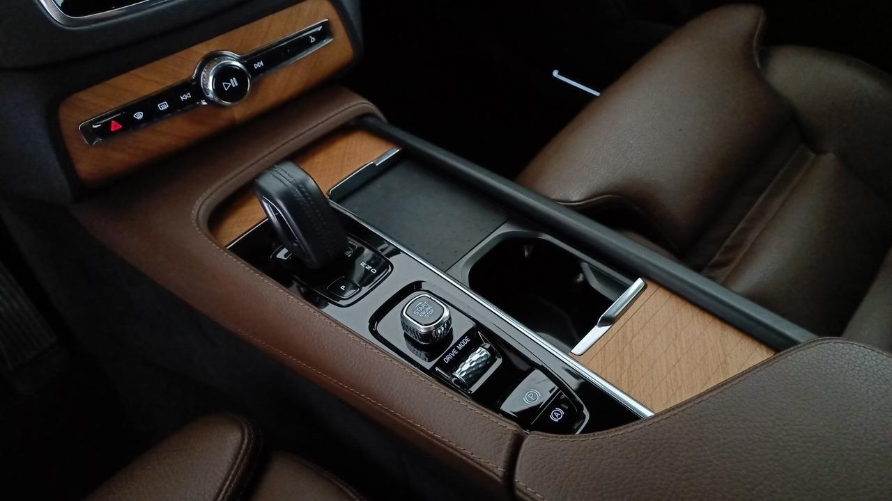 VOLVO XC90 2.0 b5 Momentum Pro awd 7p.ti geartronic