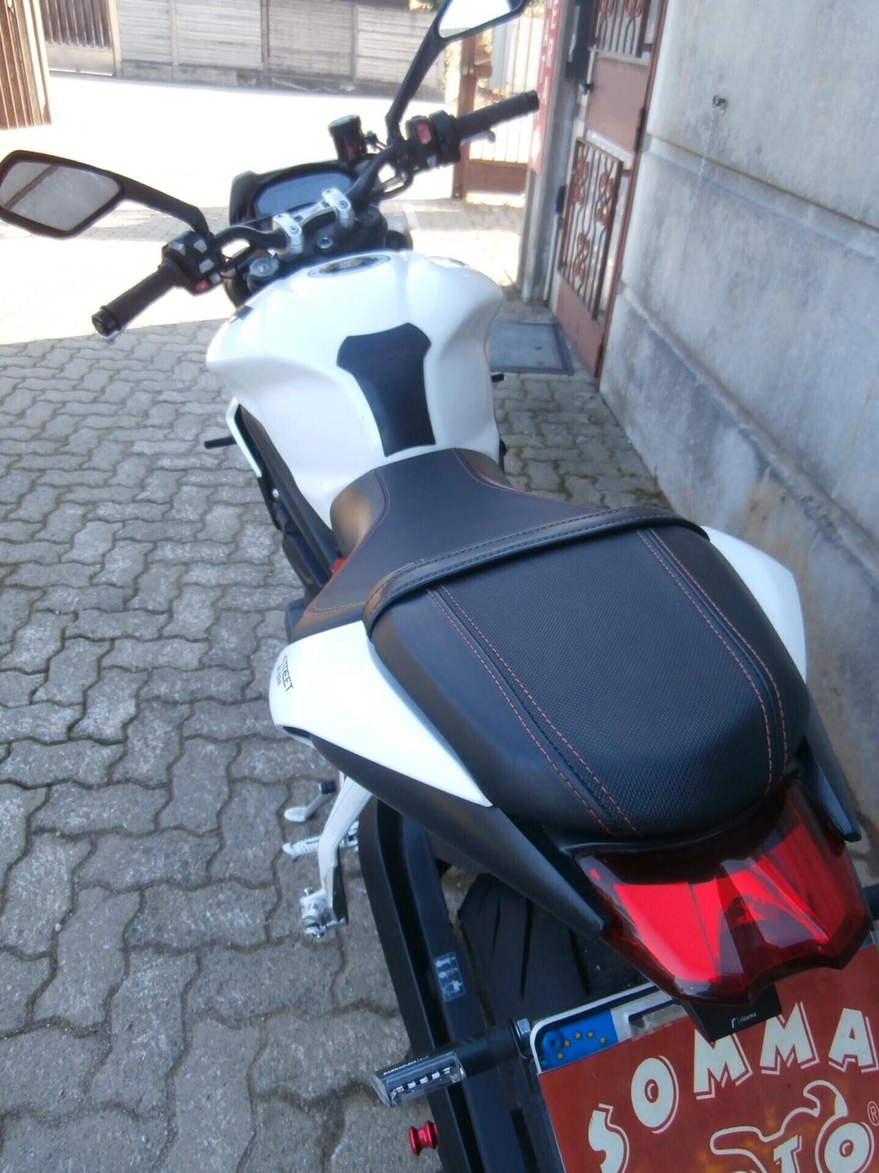 Triumph Street Triple 765 R del 2018 passaggio incluso-tagliando e garanzia