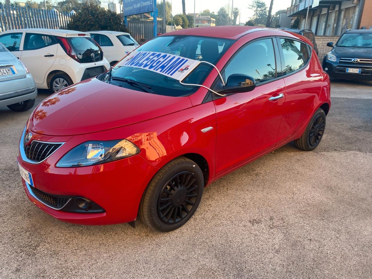 Lancia Ypsilon 1.0 FireFly 5 porte noleggiami euro 40 al giorno 750 un mese!!!