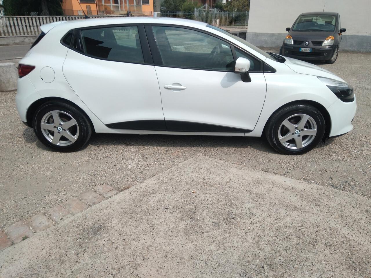 Renault Clio 1.2 75CV 5 porte Wave x neopatentati