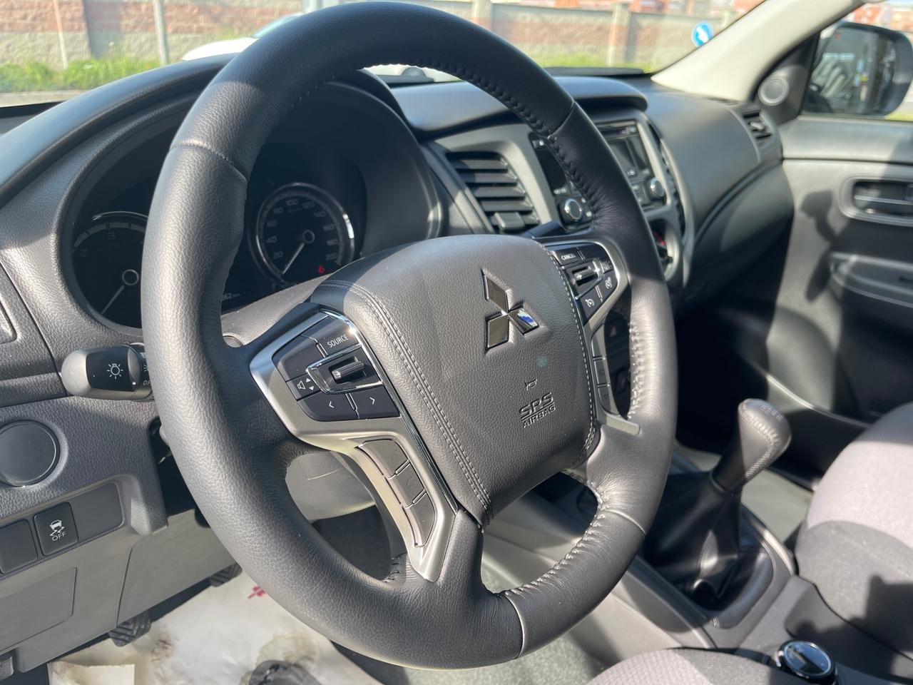 Mitsubishi L200 2.2 D 150cv Club Cab 4x4 INSTYLE PLUS