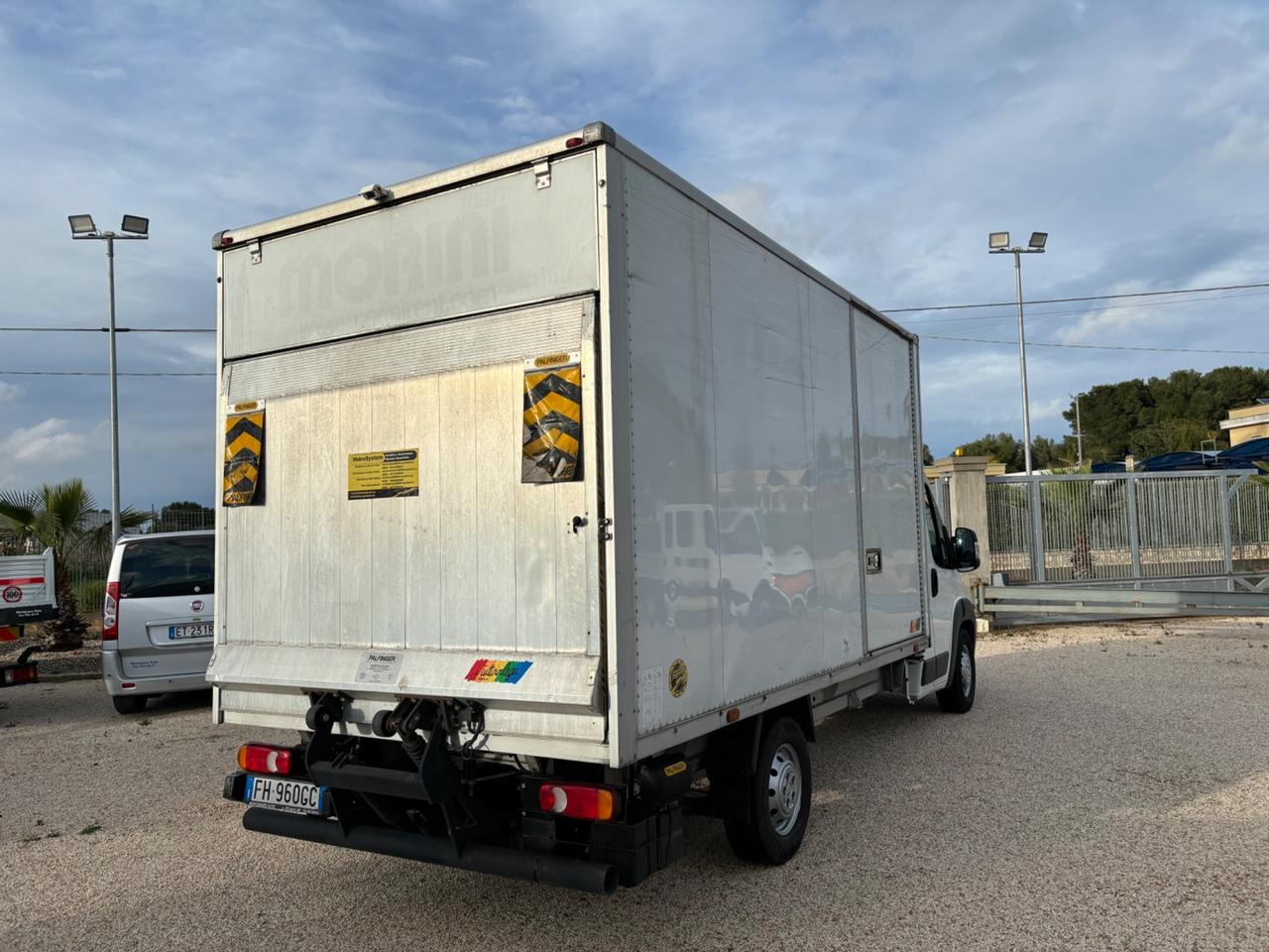 Peugeot Boxer con cassa in alluminio e sponda idraulica