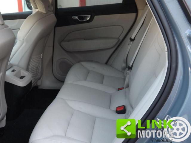 VOLVO XC60 B4 (d) AWD automatico Plus Dark ben tenuta