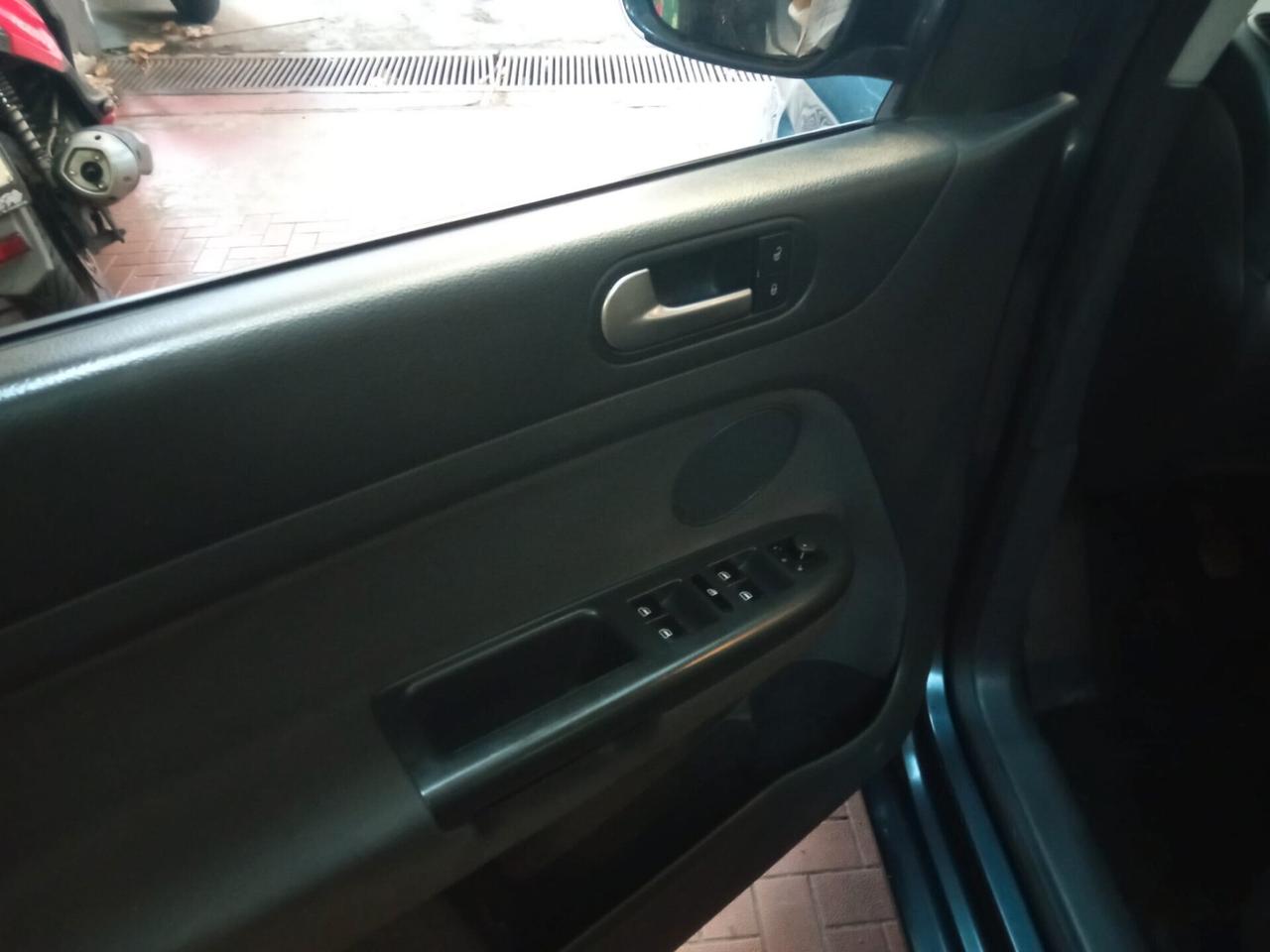 Volkswagen Golf Plus 1.6 FSI Sportline 115CV