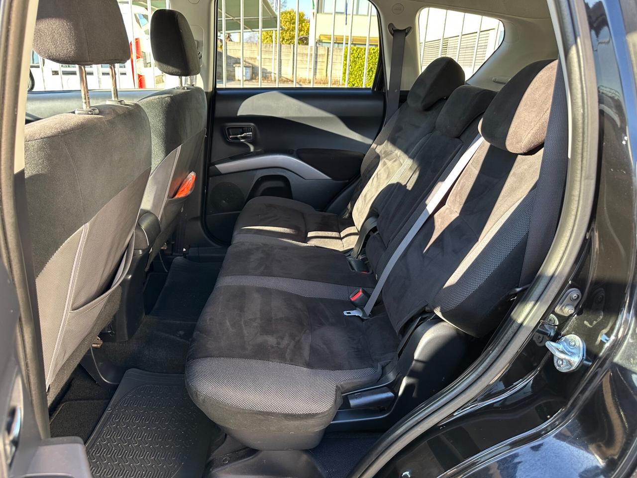 Mitsubishi Outlander 2.4 MIVEC Instyle 7 p.ti