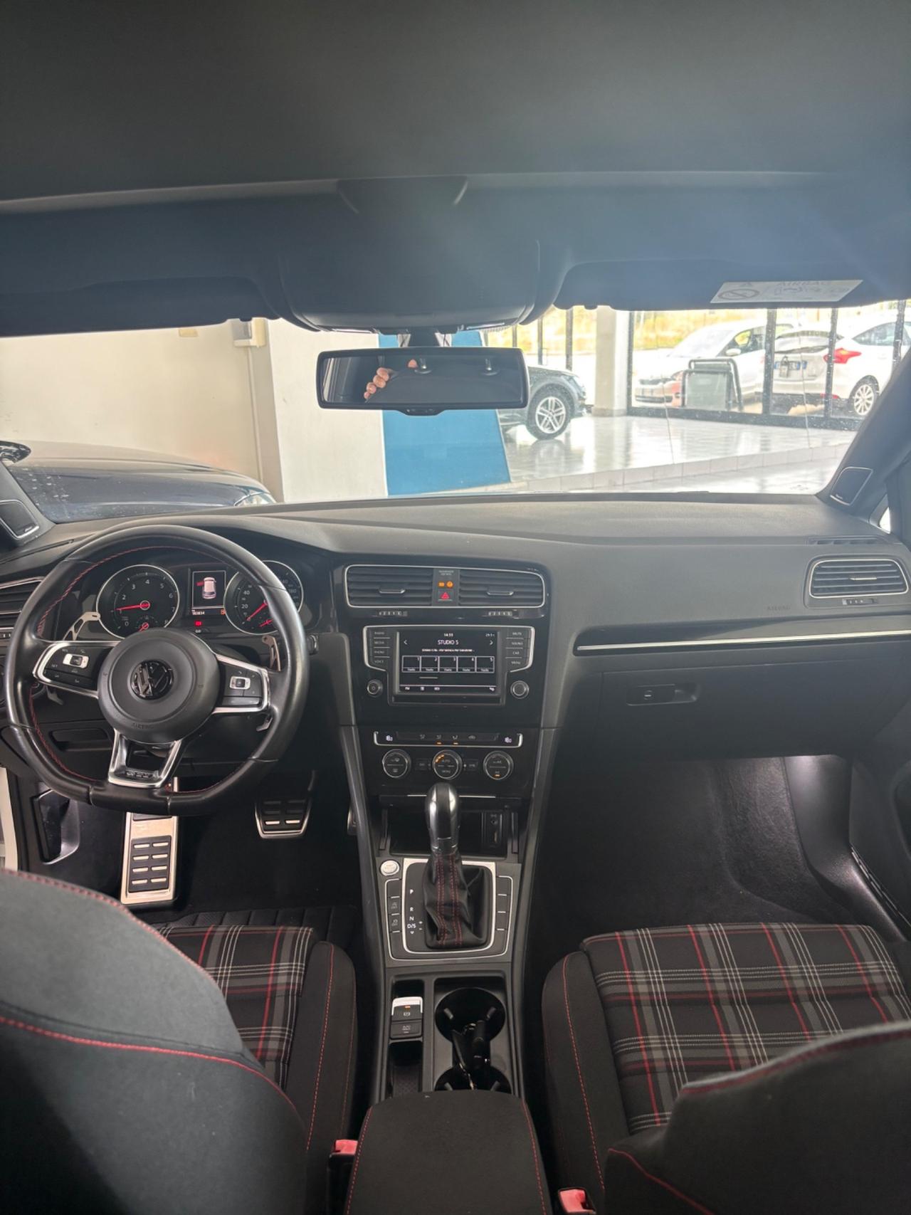 Volkswagen Golf GTI Business Performance 2.0 TSI DSG 3p.
